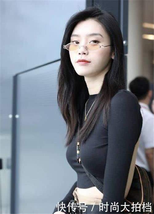 奚梦瑶上身紧下身松，裸背上街气场大，网友：这么放肆能进豪门？