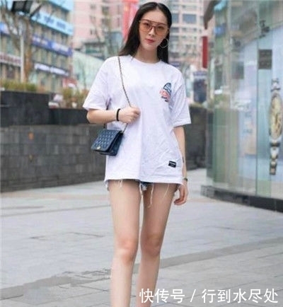 『阳光』街拍:美女紧身背心配短裤,休闲的穿搭,充满阳光活力