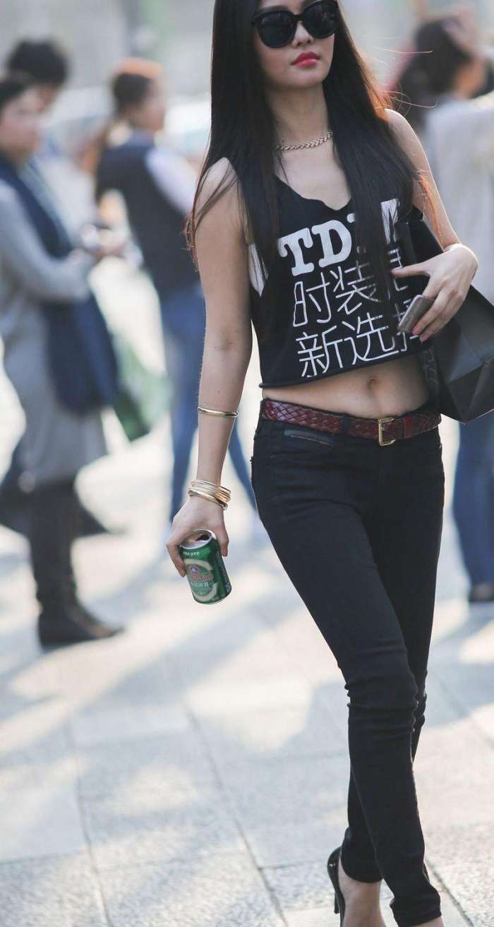 街拍: 黑色牛仔紧身裤高挑美女, 把优雅、知性玩到极致