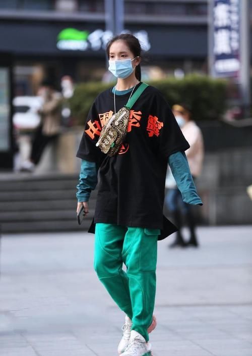  「明白」最潮范儿美搭，绿色衣服应该怎样搭？看到她们的搭配方式你就明白了，难怪自己土
