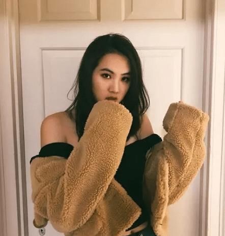 『强大』华为老总任正非女儿真敢穿,黑色深V领+高开叉连衣裙,气场好强大
