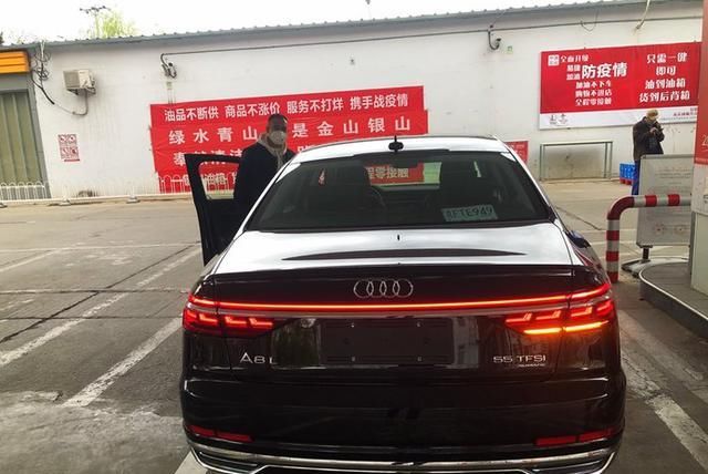  低调■105万买到顶配奥迪A8L，车主身高八尺年轻有为，提车时低调绅士