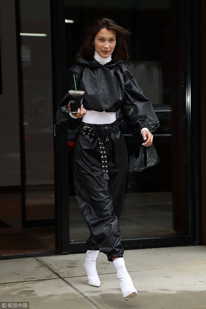 吉吉哈迪德穿格子衫配高领衣演绎“男友风” 妹妹贝拉皮装look尽