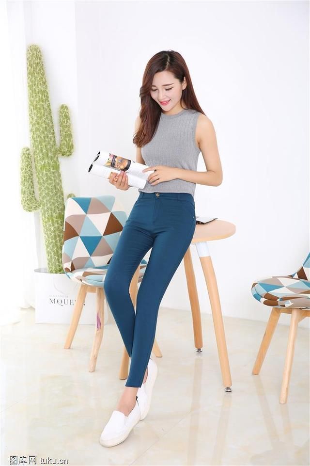 时尚穿搭牛仔裤可以很容易的展现出自信，显得十分的优雅个性十足