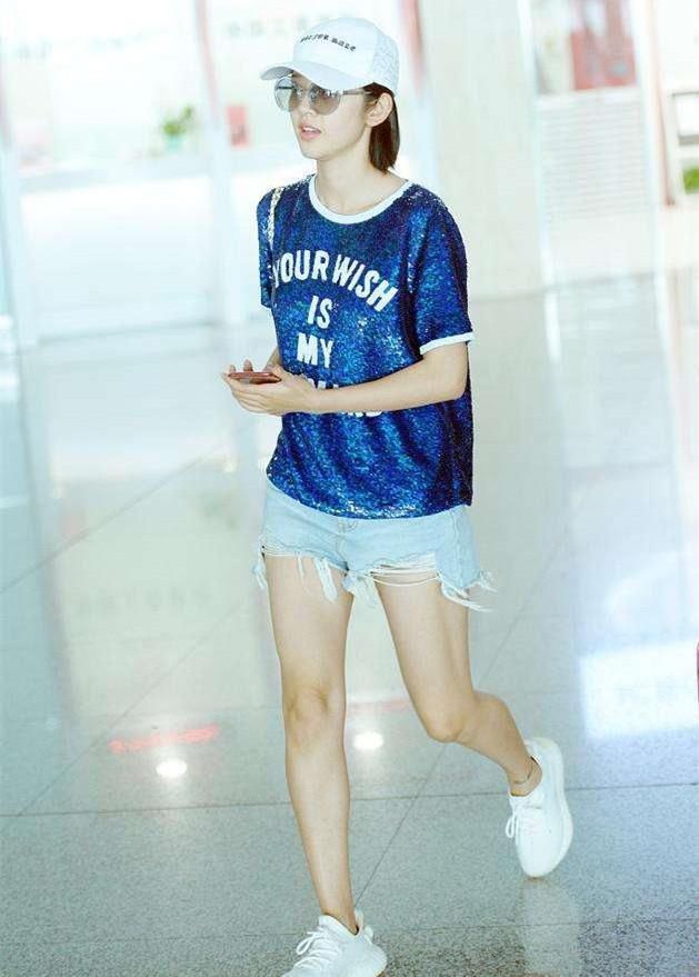 张若昀唐艺昕穿情侣装高调秀恩爱，网友：这把狗粮，我愿意吃！