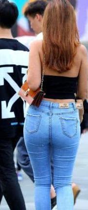 牛仔裤的样式越来越多啦，但是牛仔裤还是主要以水洗蓝色为主