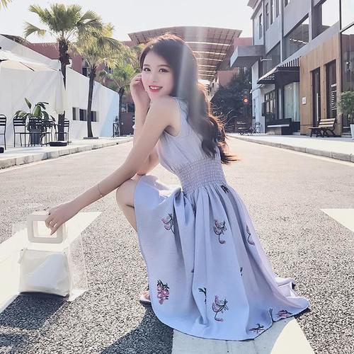 别让懒散束缚品味,名媛连衣裙展现街头百态,这个盛夏要你好看