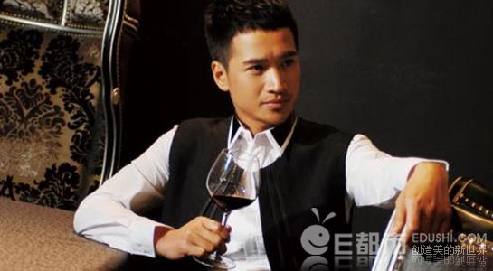 网剧篡改明星全家福 不幸中招的何晟铭晒对比照维权 娱乐圈还有哪