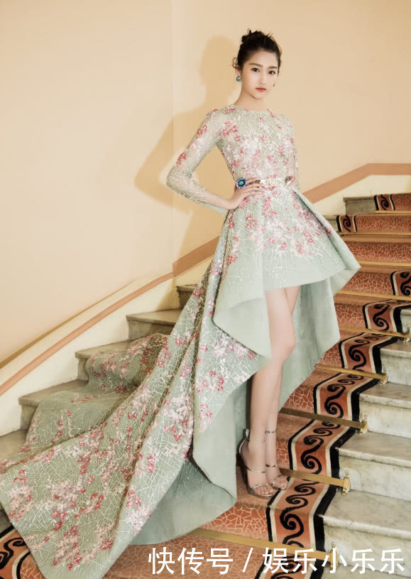 关晓彤厉害了，裙子用几块破布拼成，破到不行却很时尚！