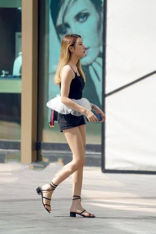 街拍： 丰满修身牛仔裤靓女 , 凉快得好羡慕啊