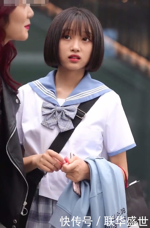 【校长】17岁女孩穿校服,因“西米露袜”意外变潮,校长看了想夸洋气!