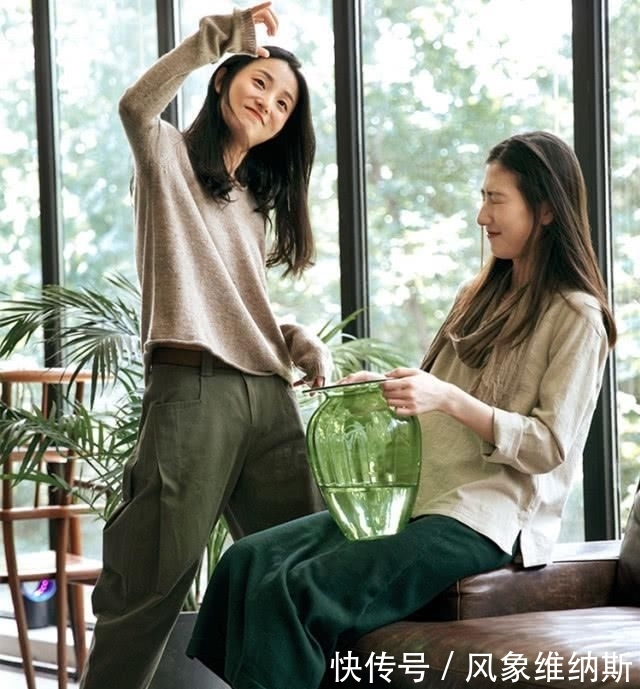 T恤衫■2020年超火的“T恤衫+半身裙”的文艺风:简约、低调、美翻了!