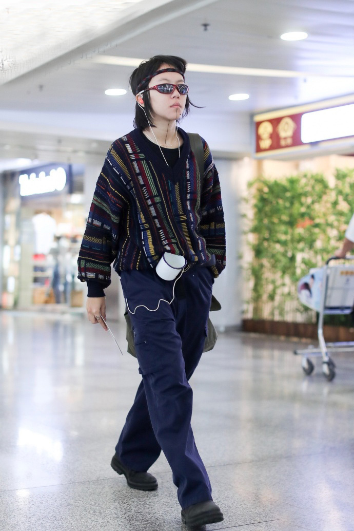 窦靖童又把茶缸子挂腰上，大夏天却穿毛衣，网友：王菲这都不管？