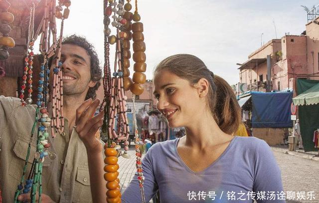 非洲唯一没有黑人的国家，大街小巷遍布白人美女，还对中国免签