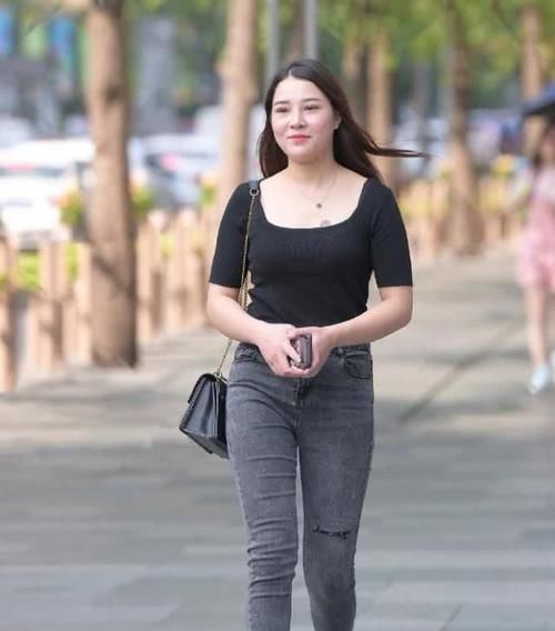  气质：选择时尚又耐看的牛仔裤，展现出青春该有的个性气质