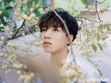 易烊千玺专程去见王俊凯，脸上却长了疙瘩，粉丝：都怪胖虎！