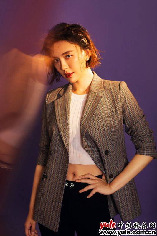 吕佳容时尚大片大秀好身材 露脐西装＂女友力＂爆棚
