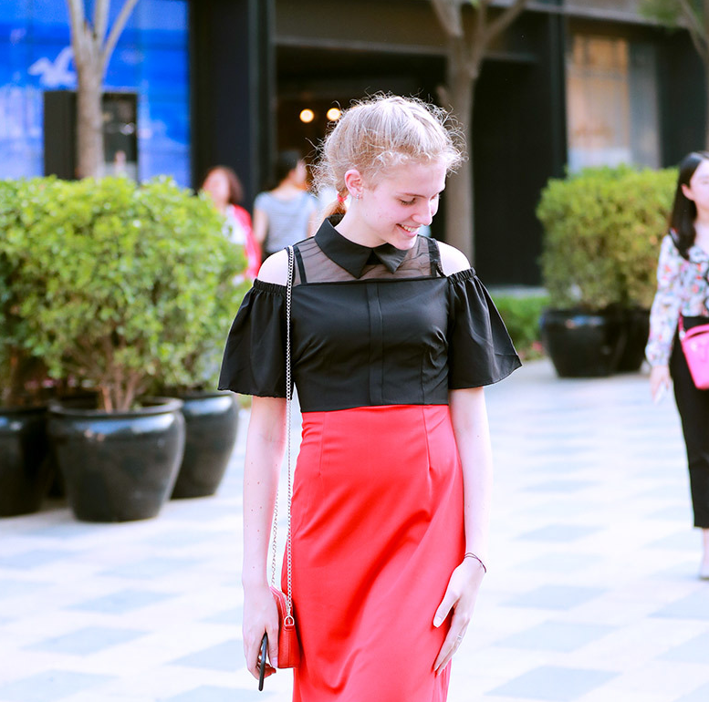 美女突显几分恰到好处的小性感与柔情，甜美可人，非常养眼！