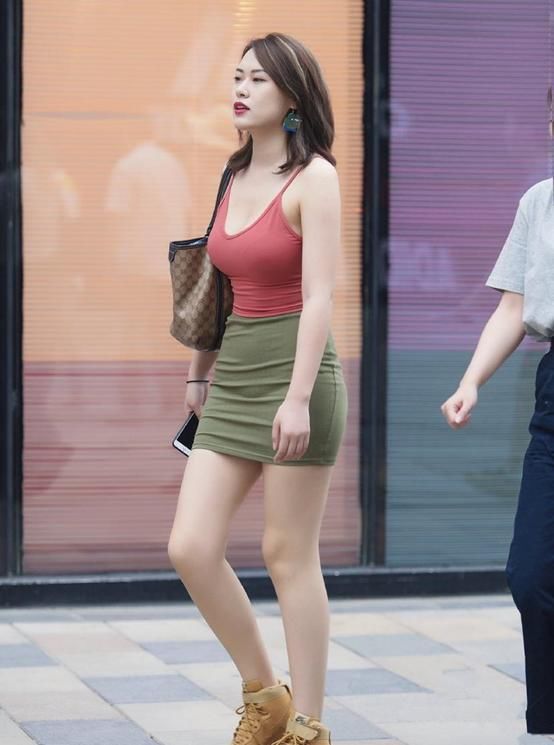  现出|精致美女小家碧玉，吊带背心配一步裙，比明星都有气质！