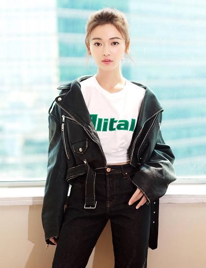 吴谨言拍摄照片太撩人，肉粉色的V领内衬，网友:傅恒哪里受得了