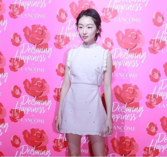 周冬雨身穿荷叶领裙，丝毫不输有颜有身材的景甜，选对衣服很重要