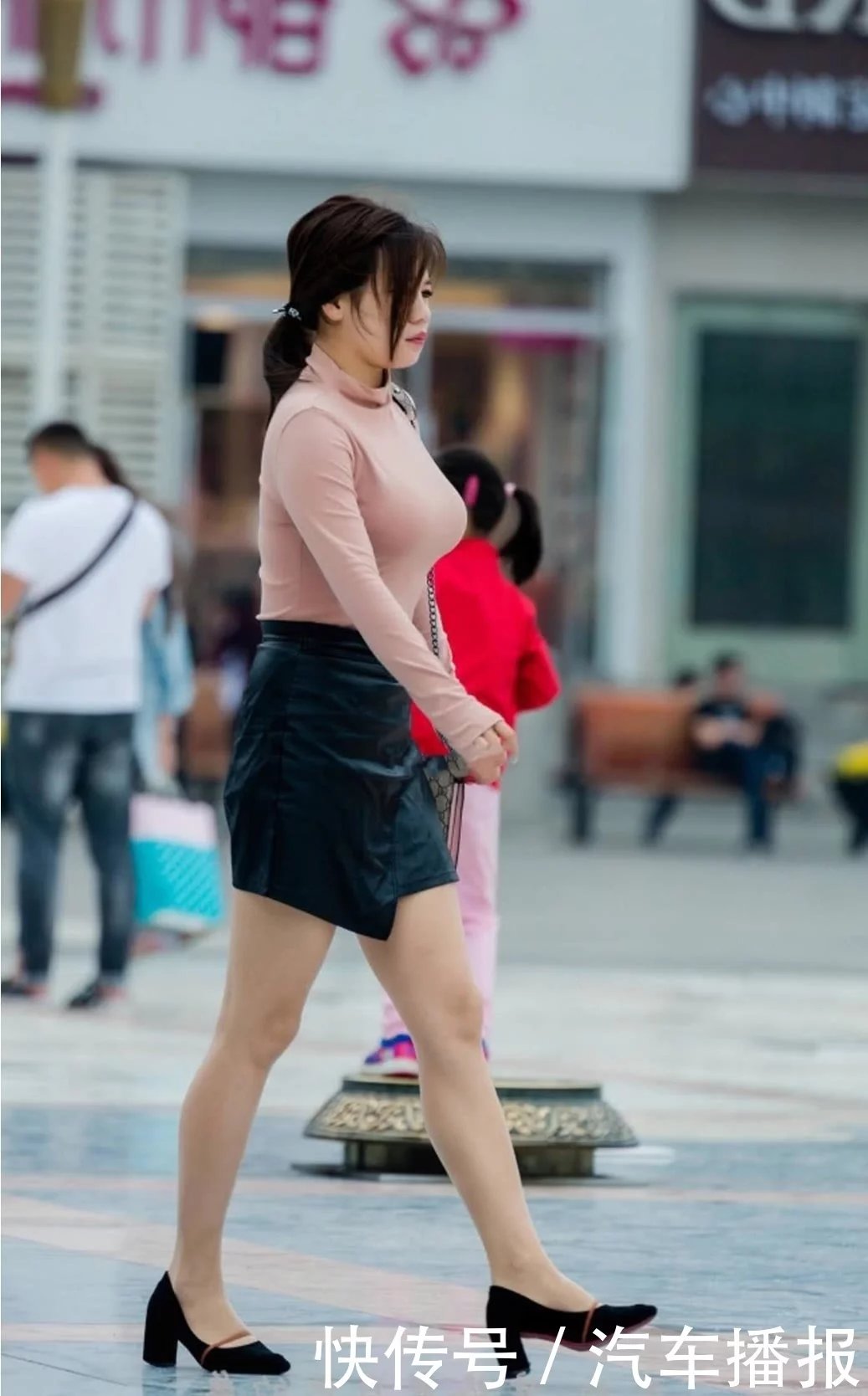 大姐姐紧身衣搭配迷你小皮裙，双腿修长上围丰腴，这一脸的疲倦让