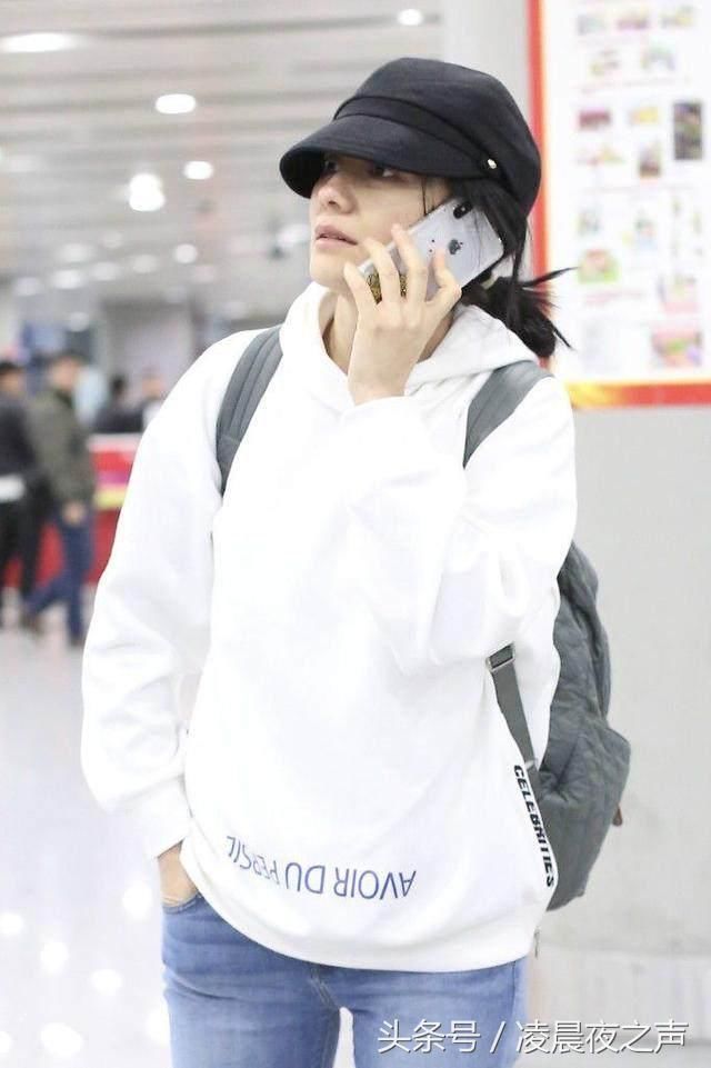 胡可穿牛仔裙亮相机场，网友：看身材，这发福严重了呀