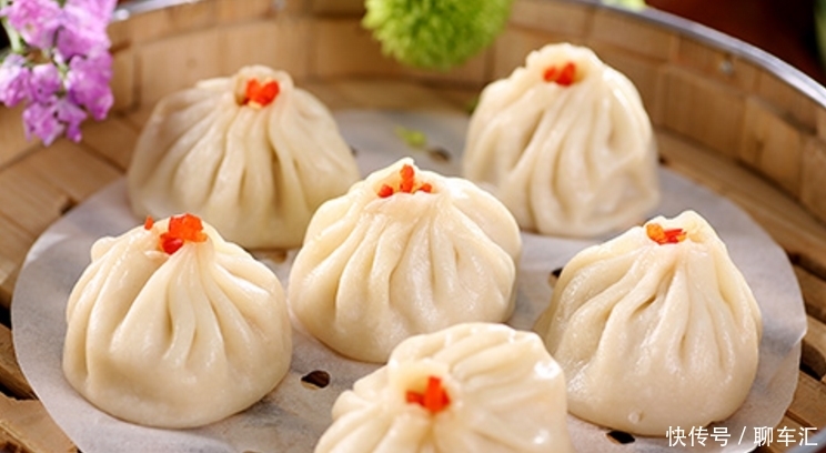 美国游客在中国点了一份小笼包，看到账单后，为何却愣住了？