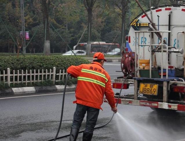 为什么洒水车总是播放经典老歌？为何不用流行音乐呢？可算知道了