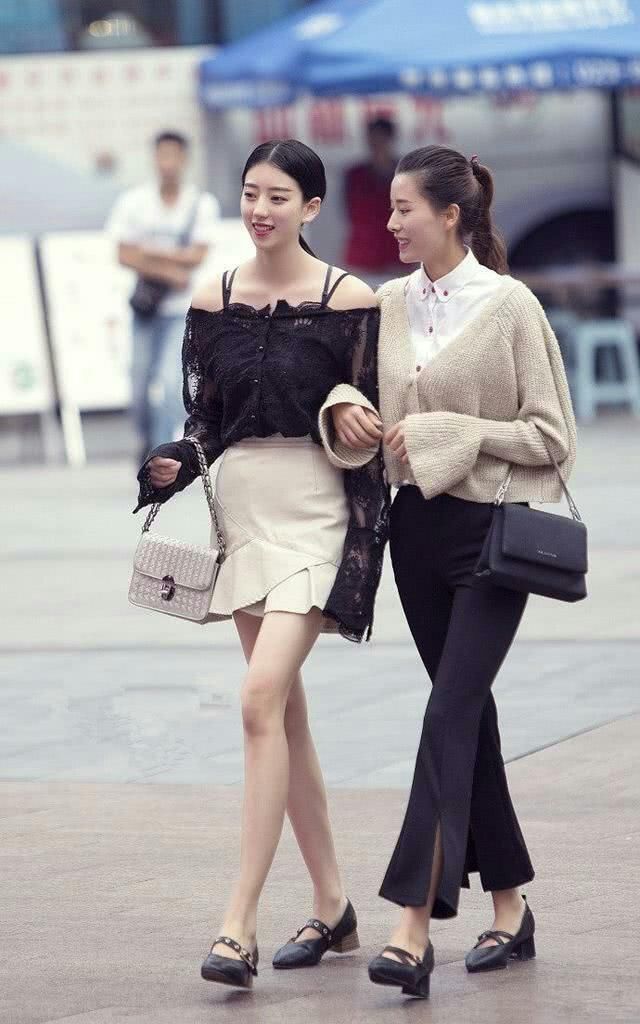 街拍:炎炎夏日的街头靓女，身材火辣让人羡慕不已