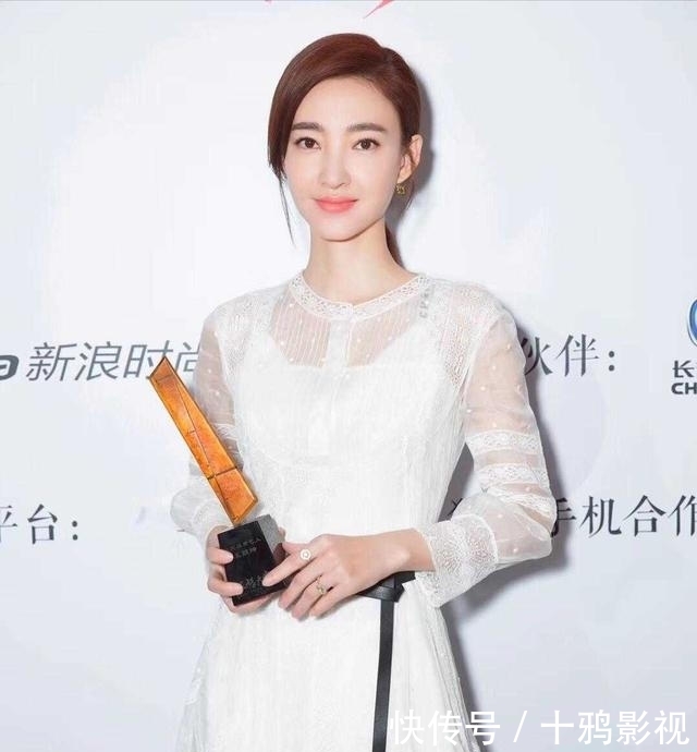 「刺绣图案」越简单越有高级感!穿V领刺绣连衣裙太惊艳,端庄又有女人味