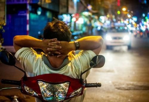 贴中文标语不欢迎中国人,并对中国游客拳打脚踢,如今终于后悔了