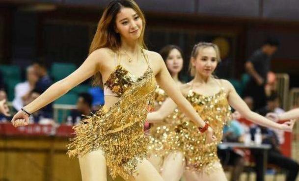 CBA的啦啦队美女，漂亮的长相和性感的身材让人非常的羡慕