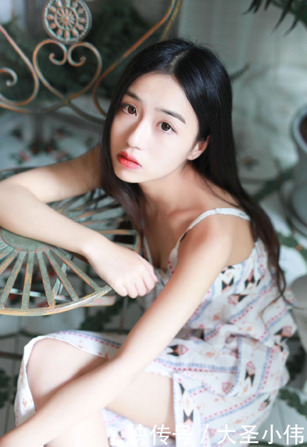  美女：美女街拍：性感美女气质长发，穿碎花短裙性感唯美私房性感写真。