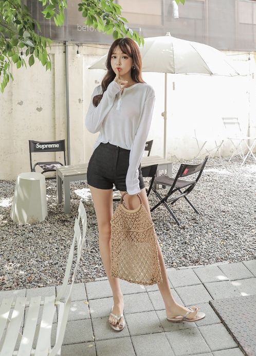 紧身黑热裤高挑美女，文静优雅，饱满有型