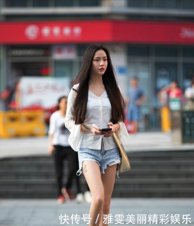  [小姐姐]街拍：黑色上衣配短裙，细长美腿遇上黑色高跟鞋，太美了