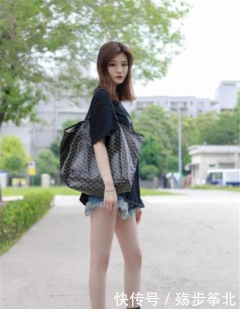 『 气质』走路自带气质,凸显女神的魅力,街拍:可爱性感的小姐姐