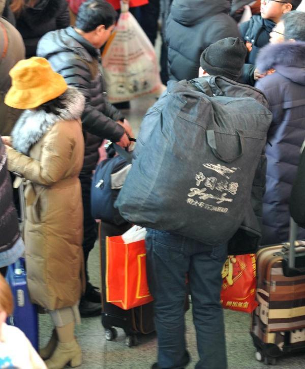 正月初六返程大军爆棚 客运站人山人海挪着走