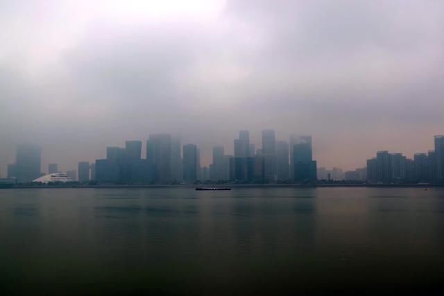 走红网络的杭州西湖雪景,其实400年前有人为此