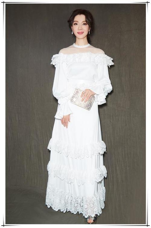 40岁女人就别乱穿了，学陈数这样，一件白T恤也能穿出高级感！