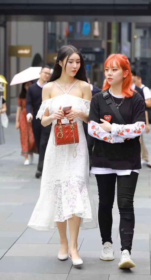 高挑小姐姐穿挂脖白色连衣裙裹出曼妙身姿，优雅好似白天鹅