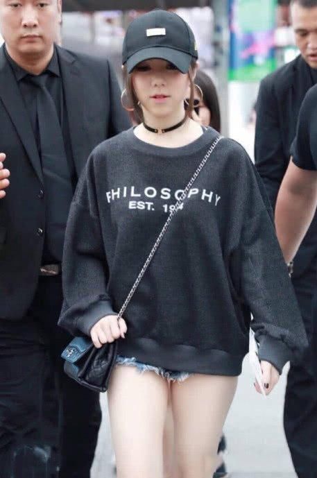 邓紫棋27岁，冯提莫也是27岁，网友：长腿和短腿一眼就能看出差距