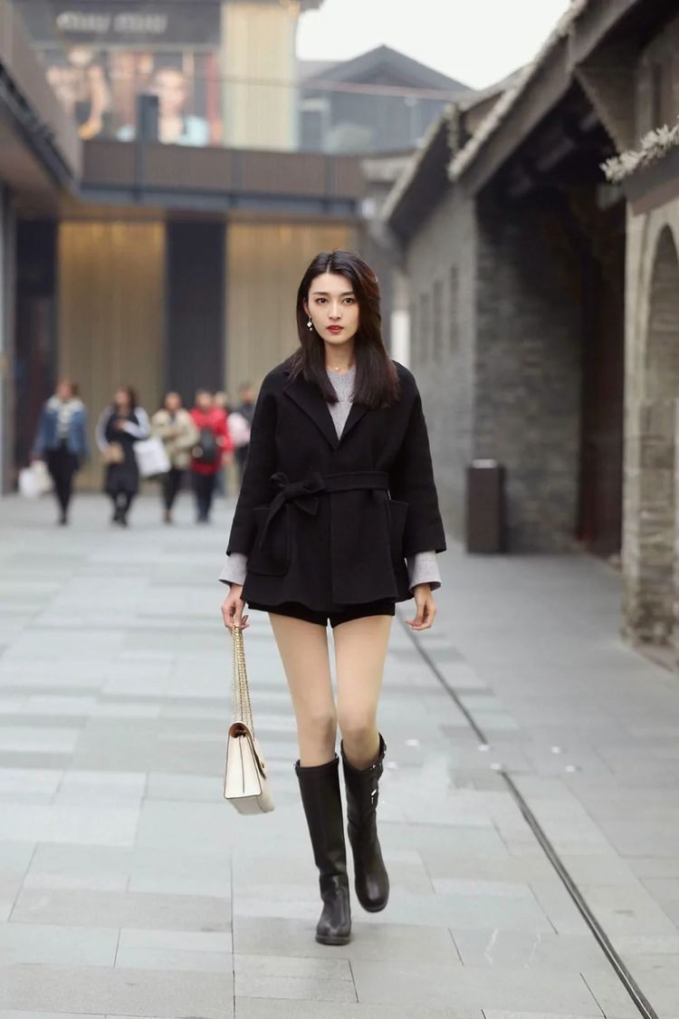 皮草|街拍:黑色修身裤搭配蓝色皮草,小美女可爱丸子头,俏皮又可爱