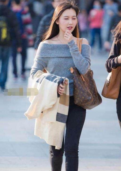  休闲裤■街拍活泼可爱的小姐姐，一件黑色上衣配紫色休闲裤，青春活力范