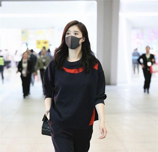 35岁的蒋欣剪了新款发型，这发型也太修饰人了，大饼脸变瓜子脸