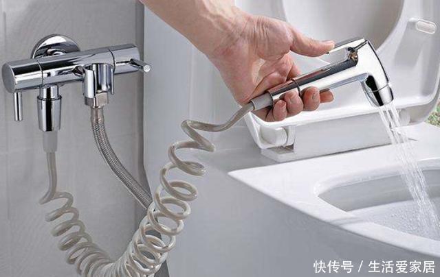  「解决」厕所清洁问题怎么解决？在马桶旁安装这''东西''，解决了卫生难题