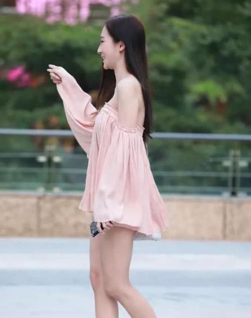  小姐姐■街拍：沉鱼落雁的小姐姐，一件白色短袖配黑色九分裤，时尚优雅