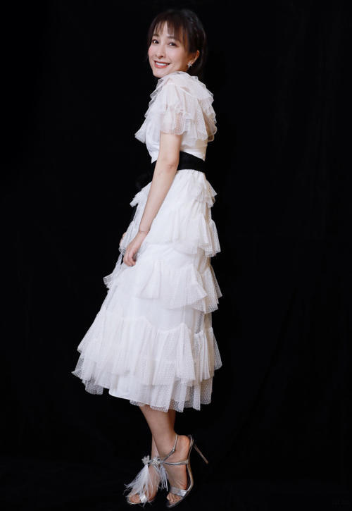 一款小黑裙就有三大女星穿，娄艺潇最像小仙女，吴昕美过黄圣依！