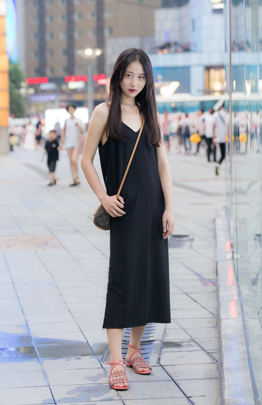 重庆街拍:复古款衣服搭配搭配出新时尚，长款连衣裙搭配缠绕凉鞋