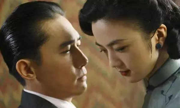 远嫁韩国的汤唯还是那么优雅迷人，近看更有韵味